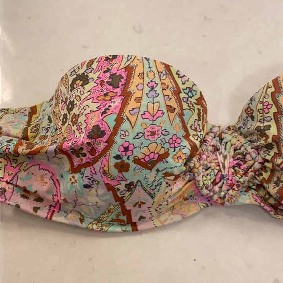 Victoria’s Secret Swimsuit Top 34B - Picture 2 of 4